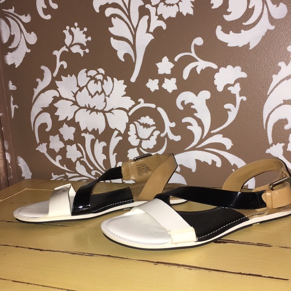 Kenneth Cole Reaction sandals. - Picture 4 of 6